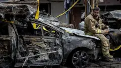 Carros destruídos em bombardeio em Beirute