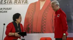 Ketua Umum PDI Perjuangan Megawati Soekarnoputri (kiri) bersiap menyematkan peci kepada calon Presiden 2024 yang diajukan PDI Perjuangan Ganjar Pranowo (kanan) di Istana Batu Tulis, Bogor, Jawa Barat, Jumat (21/4/2023).