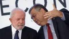 Lula e Flavio Dino conversandoesporte bet baixarevento