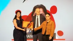 
பிபிசி இந்திய விளையாட்டு வீராங்கனை 2024 விருதை பெரும் பெற்ற மனு பாக்கர்