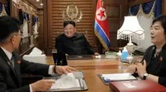 Ким Џонг Ун, воз севернокорејског вође, ким џонг ун седи у возу са сарадницима