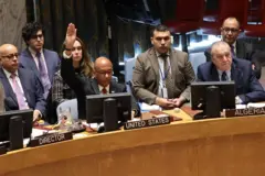 روبرت وود، نائب السفير الأمريكي الدائم في الأمم المتحدة، يرفع يديه في استخدام لحق "الفيتو" ضد مشروع قرار لمجلس الأمن بشأن الوضع في الشرق الأوسط، بما في ذلك القضية الفلسطينية، في 20 نوفمبر/تشرين الثاني 2024