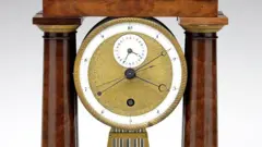 Relógio decimal usado para marcar o tempo pelo sistema horário criado na Revolução Francesa