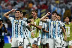 Selección argentina celebra su triunfo sobre Egipto.