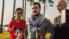 Khalil salió del centro de detención en Jena, Luisiana, en compañía de sus abogados y con una kaffiyeh, símbolo de la solidaridad palestina.