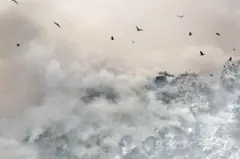 Бишкек четиндеги таштанды жайы. Ал жайы, кышы түтөгөнү түтөгөн. Экологдор бул жерден абага өтө зыяндуу, уулуу газдар бөлүнүп чыгаарын айтып эле келе жатышат...