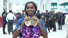 සිව් වන දකුණු ආසියානු ජ්‍යෙෂ්ඨ මලල ක්‍රීඩා ශූරතාවලියේදී රන් පදක්කම් තුනක් දිනු සෆියා යාමික් ශ්‍රී ලංකාවට පැමිණි අවස්ථාව.