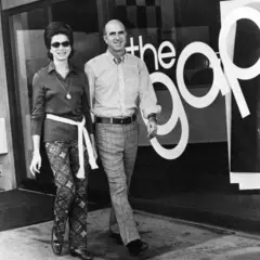 Donald y Doris Fisher caminando frente a una de sus tiendas en 1969.