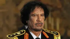 सेना की वर्दी में मुअम्मर ग़द्दाफ़ी