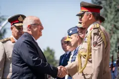 Türkiye Savunma Bakanı Yaşar Güler (solda), 13 Temmuz 2026 tarihinde Mısır’ın Ankara’ya yaptığı resmi ziyaret kapsamında, Türkiye Milli Savunma Bakanlığı’nda düzenlenen askeri törenle Mısır Silahlı Kuvvetleri Başkomutanı ve Mısır Savunma ve Askeri Üretim Bakanı Korgeneral Ashraf Salem Zaher’i karşıladı.