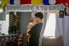 Joén Suárez com a filha no colo