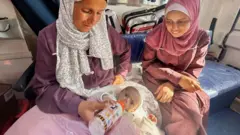 Siwar con su abuela y su madre.