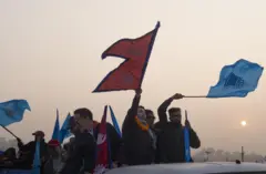 रास्वपाका कार्यकर्ताहरू नेपालको राष्ट्रिय झण्डा र घण्टीअङ्कित पार्टीको नीलो झण्डा फरफराउँदै