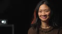 Хлоя Чжао. Это женщина азиатской внешности с длинными темными волосами.