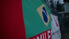 Diversas bandeiras do Brasil foram amarradas nos alambrados do estádio do Exeter