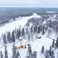 Igreja em paisagem coberta de neve