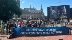 Manifestantes frente a la sede de la CIJ en La Haya