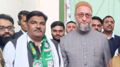 इंडिया मजलिस-ए-इत्तेहादुल मुस्लिमीन (एआईएमआईएम) के अध्यक्ष असदुद्दीन ओवैसी के साथ ताहिर हुसैन 