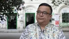 ঢাকা বিশ্ববিদ্যালয়ের রাষ্ট্রবিজ্ঞান বিভাগের অধ্যাপক সাব্বির আহমেদ