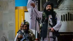 تصویری از خلیل‌الرحمان حقانی در حال سخنرانی در یک مسجد