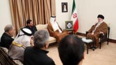 شیخ تمیم بن حمد آل ثانی، امیر قطر، برای تسلیت درگذشت ابراهیم رئیسی با علی خامنه‌ای، رهبر جمهوری اسلامی دیدار کرد