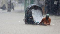 টানা বৃষ্টি নিয়ে আবহাওয়ার পূর্বাভাসে কী বলা হচ্ছে?