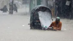 ভারী বৃষ্টিতে চট্টগ্রামে জলাবদ্ধতা