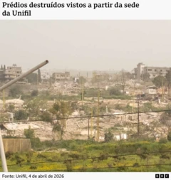 Uma imagem mostrando prédios destruídos no sul do Líbano vistos da base da Unifil