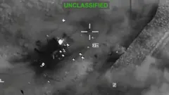 يتصاعد الدخان من آليات ثقيلة، في موقع غير معلوم، عقب ما وصفته القيادة المركزية الأمريكية (سنتكوم) بضربات جوية على إيران، وذلك في لقطة شاشة مأخوذة من فيديو نُشر في 22 يوليو/تموز 2026. القيادة المركزية الأمريكية/صورة منشورة عبر رويترز.