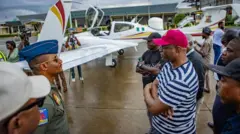 Ọmọgun ofurufu to de fila duro kọju si Seyi Makinde to wọ ẹwu ati ṣokoto ti o si de fila