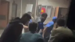 ሠራተኞች ህሙማንን ይዘው ሲወጡ