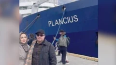 عکسی از شهرام دبیری و زنی که گفته می‌شود همسرش است روبروی یک کشتی گردشگری به مقصد قطب جنوب