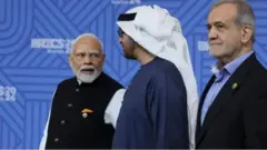 সংযুক্ত আরব আমিরাতের প্রেসিডেন্ট শেখ মোহাম্মদ বিন জায়েদ আল নাহিয়ান ও ইরানের প্রেসিডেন্ট মাসুদ পেজশকিয়ানের সঙ্গে রাশিয়ার কাজানে ভারতের প্রধানমন্ত্রী নরেন্দ্র মোদী।