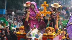 Personas disfrazadas participan en el desfile anual del Día de Muertos mientras empujan una carroza, en Ciudad de México, México, el 2 de noviembre de 2024.