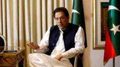 عمران خان روی صندلی نشسته و در حال گفت‌وگو