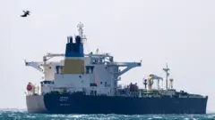 Нефтяной танкер под флагом Мозамбика Deyna у побережья Франции, 5 марта 2026 года. Предположительно, он принадлежит «теневому флоту» России