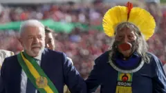 Lula e Raoni durante posse presidencialmajor sport apostarjaneiro