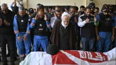 مراسم تشييع جثمان مسعف متطوع قُتل في غارة جوية إسرائيلية في صيدا، لبنان، يوم الخميس.