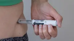 Pessoa aplicando semaglutida