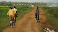 Aworan ọkunrin ati obinrin lorii kẹkẹ