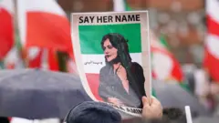 تصویر مهسا امینی در دست معترضان در لندن