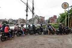 नेपाल पेट्रोल पम्पमा लामबद्ध मोटरसाइकलहरूको फाइल फोटो