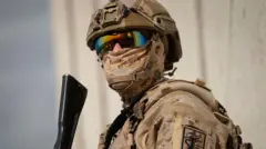 11 फरवरी, 2026 को ईरान के पश्चिमी तेहरान में आज़ादी चौक पर सरकार समर्थक रैली के दौरान इस्लामिक रिवोल्यूशनरी गार्ड कोर (आईआरजीसी) का एक सशस्त्र सदस्य पहरा देते हुए एक क्षेत्र की निगरानी कर रहा है.