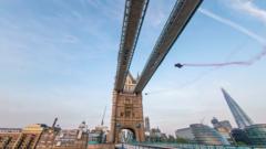 پرواز با لباس بالدار از میان پل برج لندن
