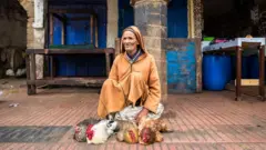 بائع فراخ في أحد أسواق المغرب