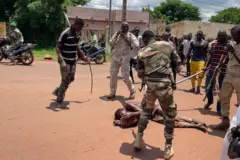 Un soldat pointe un fusil sur un homme soupçonné d'avoir participé à une attaque "terroriste".