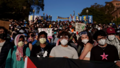 미국 UCLA대학에서 열린 반전 시위에 수많은 학생들이 참석해있다