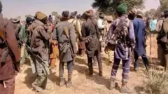 Ọpọ awọn afurasi agbebọn duro, wọn so ibọn mọra