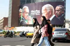 Una valla publicitaria en Teherán