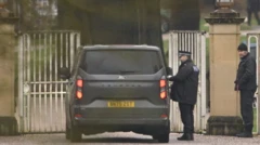 Un vehículo y un policía en la entrada del Royal Lodge, antigua residencia de Andrew Mountbatten Windsor